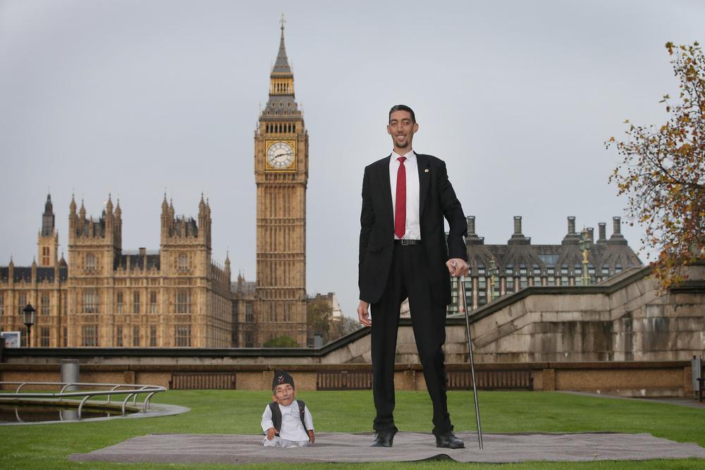 Aww Worlds Tallest And Shortest Men Meet For Guinness World Records